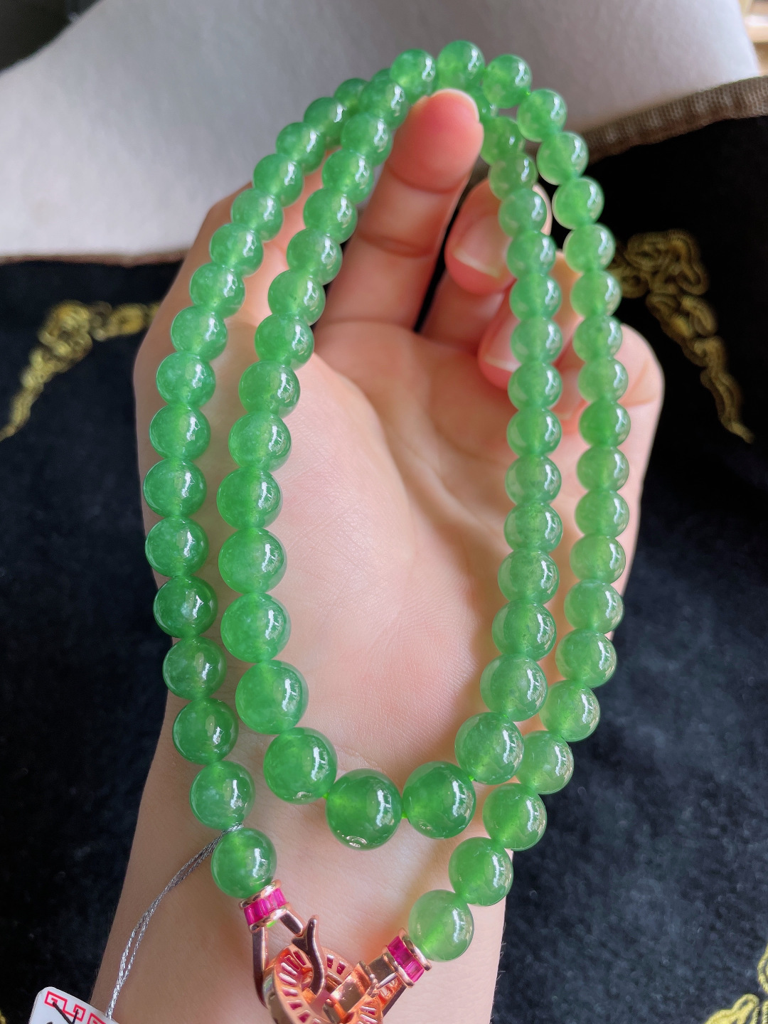 ️，缅甸天然翡翠A货，老坑冰满绿冰绿珠链，尺寸：8.2mm71颗。【编2420】