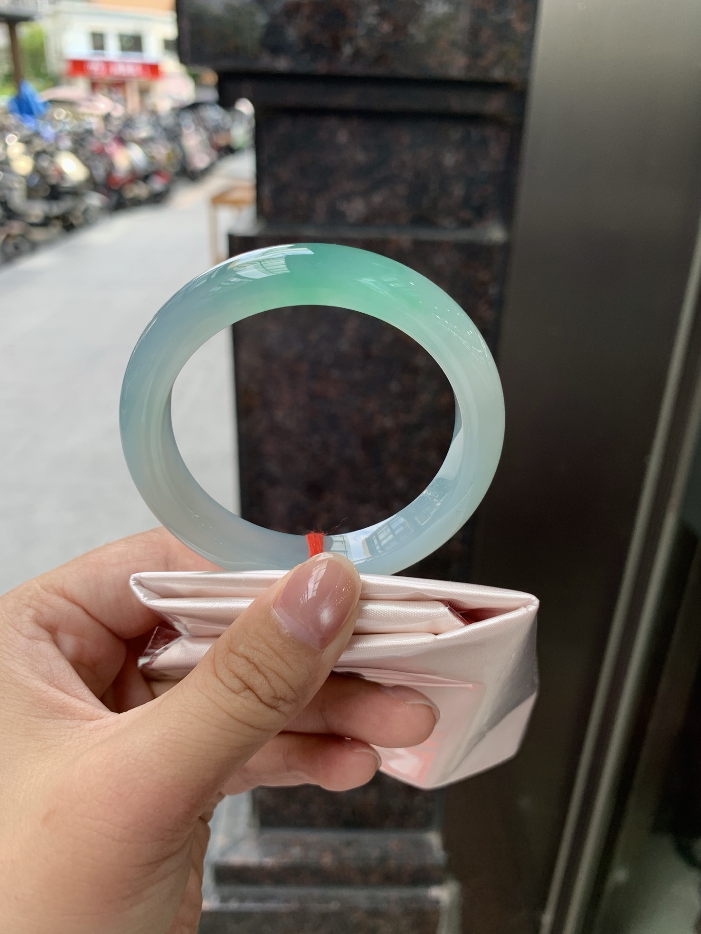 冰蓝绿正圈, 52.5-10.8-8, 0805-N1297, 打灯冰晶纹，冰蓝为底，青绿漫染，通透如水，温润似雾抬手便是整片高原湖水的清冽温柔。
