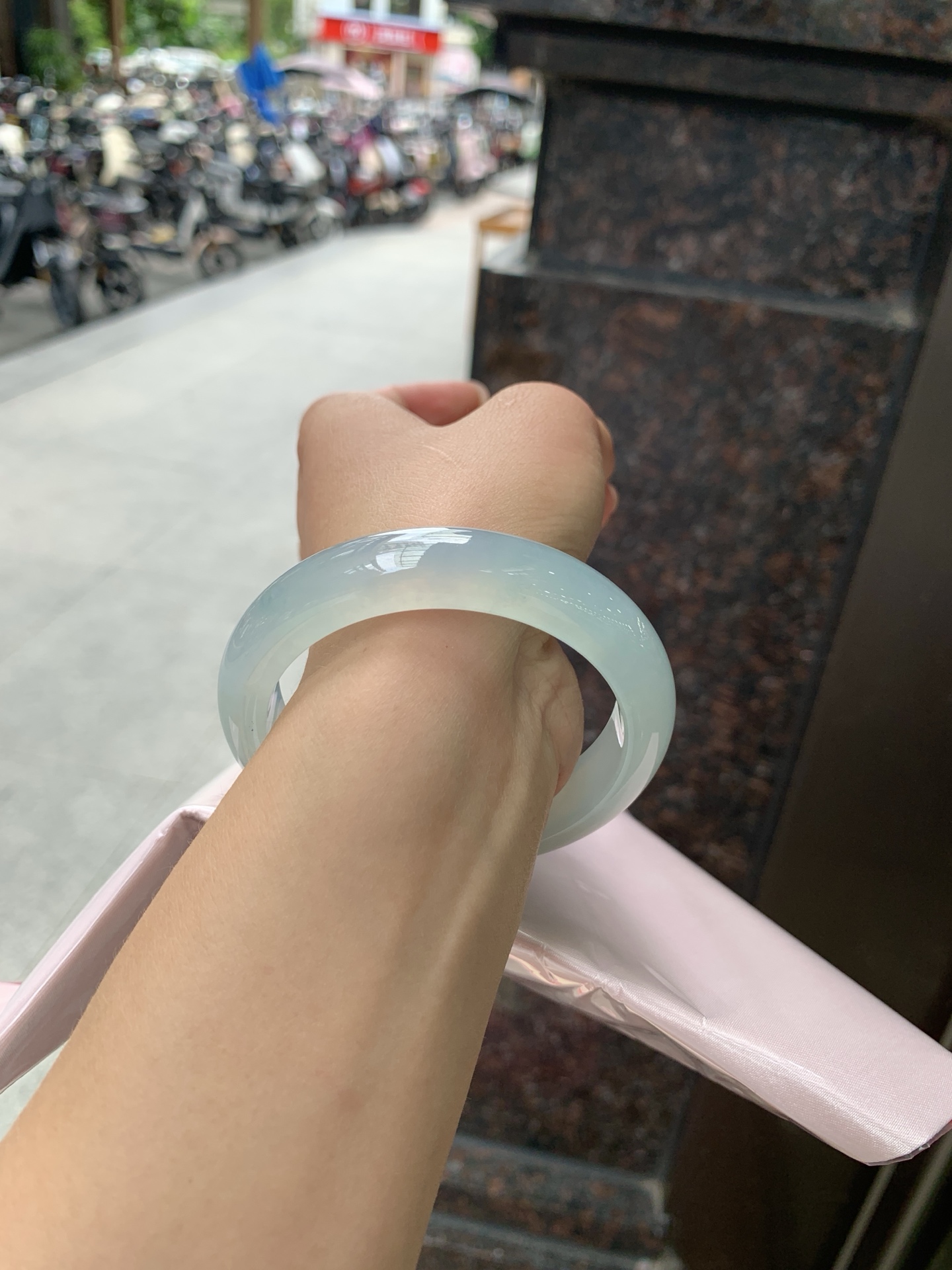 冰蓝正圈, 打灯纹裂，底妆冰润，千变万化的冰晴蓝底色，拥有海的颜色，却散发着星空的光芒，这是一只来自冰川蓝的清冷气质仙女镯。