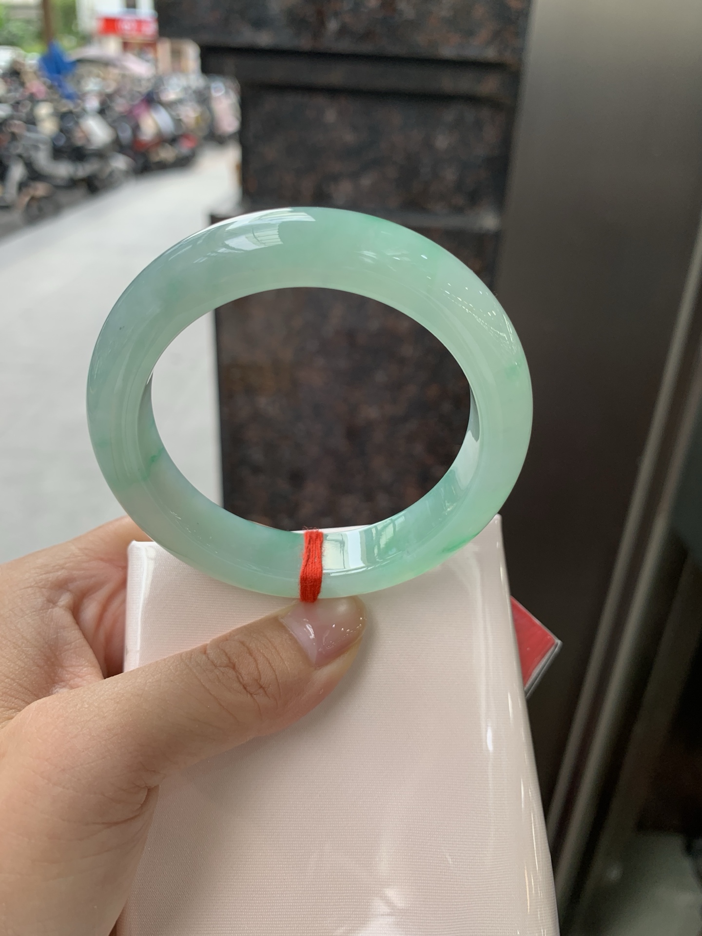 飘绿正圈，53.4-12.1-8.9，0805-N1300，无裂，底妆水润细腻，通透的苹果绿底色像是被春雨洗过的嫩叶在，阳光下还会透出甜甜的蜜糖光泽，夏日清新感拉满