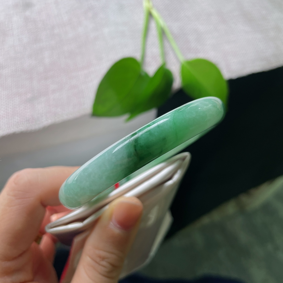 54.8/10.4/8.9，飘花正圈，飘花分布疏密得当，浓绿和浅底彼此相融，自带慵懒雅致的氛围感，上手端庄脱俗，有裂，ss56980a