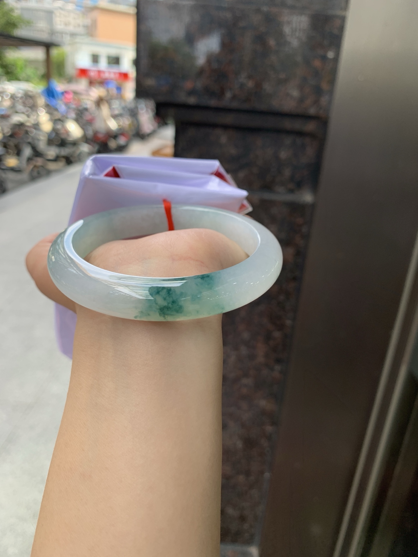 冰飘花正圈,62.3-12.1-8.8,0805-174-46,无裂，底妆冰透胶润，飘花灵动飘逸，勾勒出一幅唯美诗意的山水意境画，古典优雅又秀气