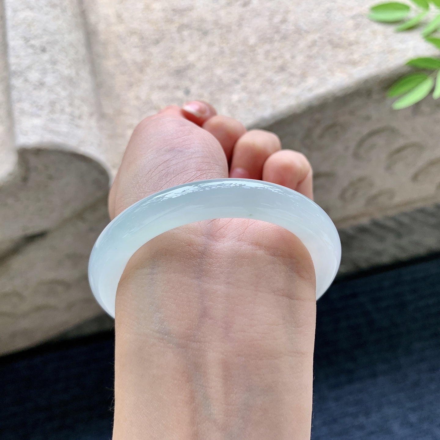 圆条50 51，圈口51/9/9.3，编码A1080615，糯冰晴底，水润，种老，细腻，打灯有棉纹