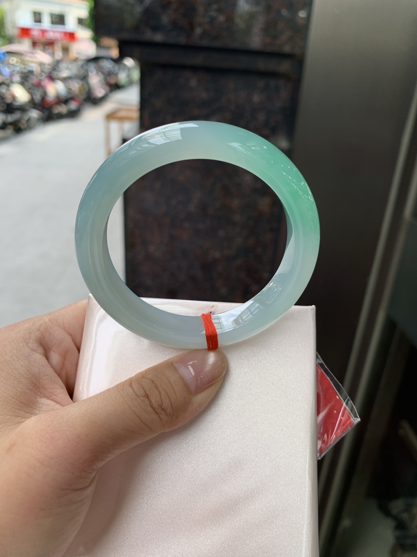 冰蓝绿正圈, 52.5-10.8-8, 0805-N1297, 打灯冰晶纹，冰蓝为底，青绿漫染，通透如水，温润似雾抬手便是整片高原湖水的清冽温柔。
