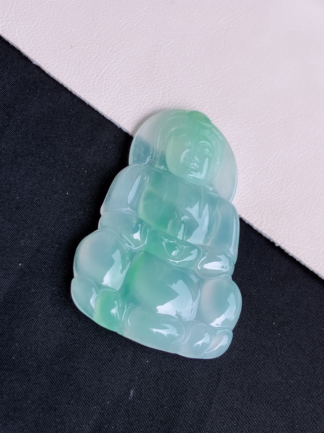 绿底观音，晶莹剔透，面容慈祥，尺寸58.6/36/6/自然光实拍