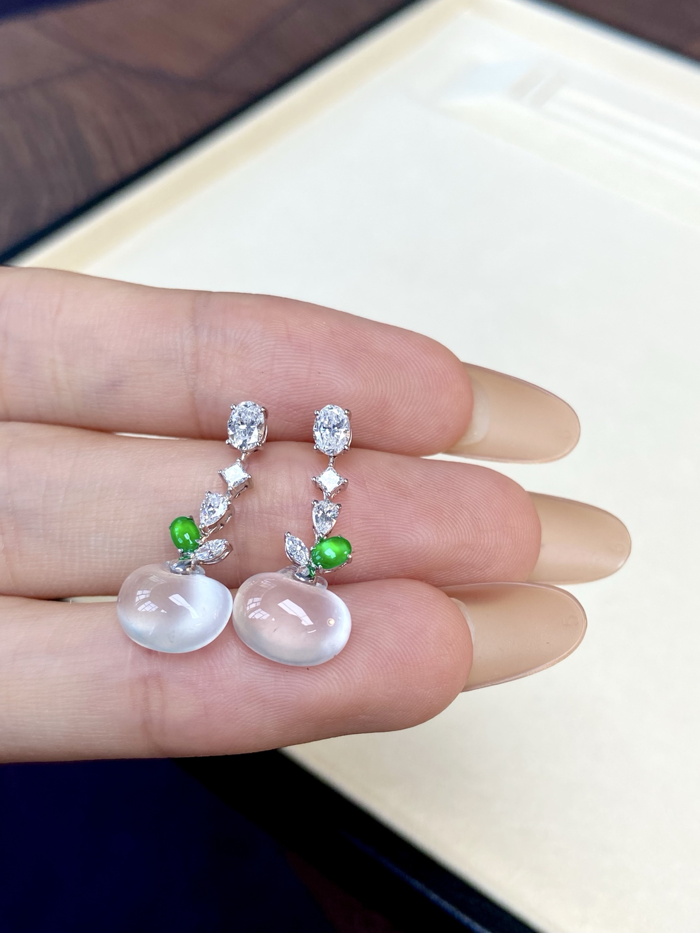 玻璃种苹果 耳钉，冰透入骨，晶莹剔透 自带仙气，一抹绿意醉人心，随身摇曳清冷：24，裸石：10.2-8.4-6mm，无裂。