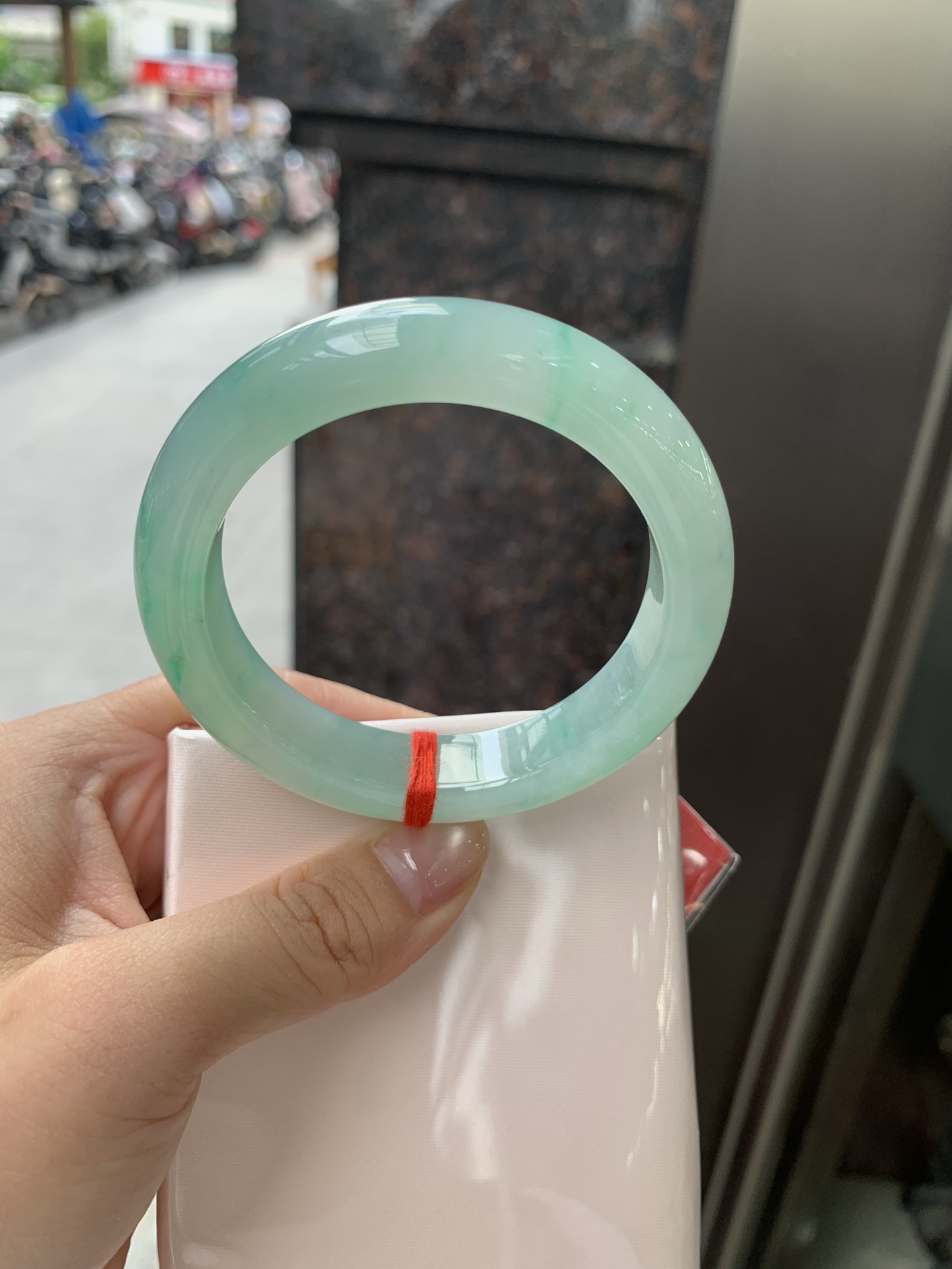 飘绿正圈，53.4-12.1-8.9，0805-N1300，无裂，底妆水润细腻，通透的苹果绿底色像是被春雨洗过的嫩叶在，阳光下还会透出甜甜的蜜糖光泽，夏日清新感拉满