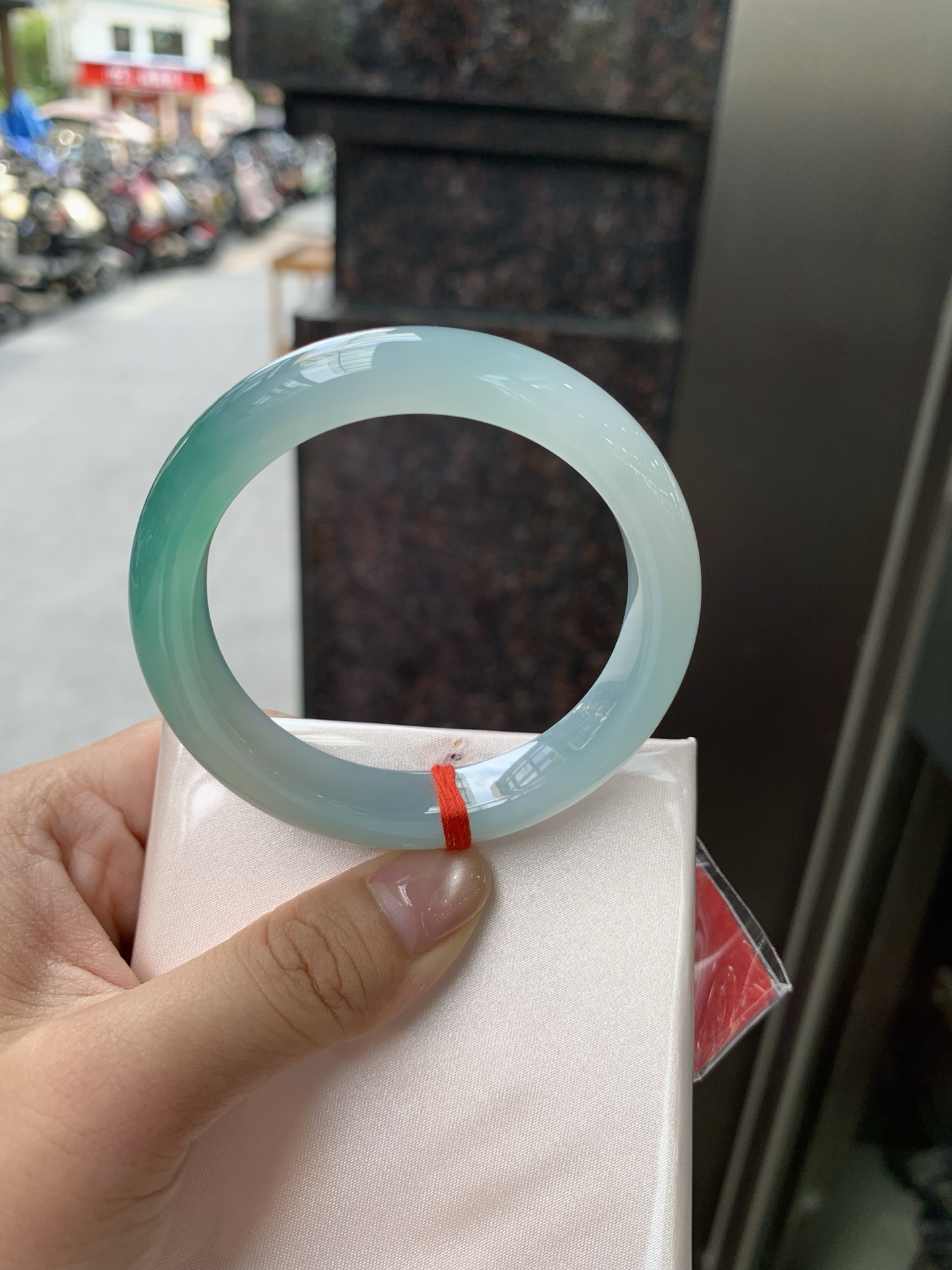 冰蓝绿正圈, 52.5-10.8-8, 0805-N1297, 打灯冰晶纹，冰蓝为底，青绿漫染，通透如水，温润似雾抬手便是整片高原湖水的清冽温柔。