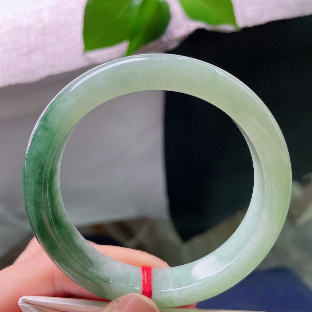 油青正圈，皮纹，一浅一深，层次分明，恰似晨光拂过山麓，由浅雾坠入深林，佩戴之后沉静雅致，自带低调的氛围感。ss56756a
