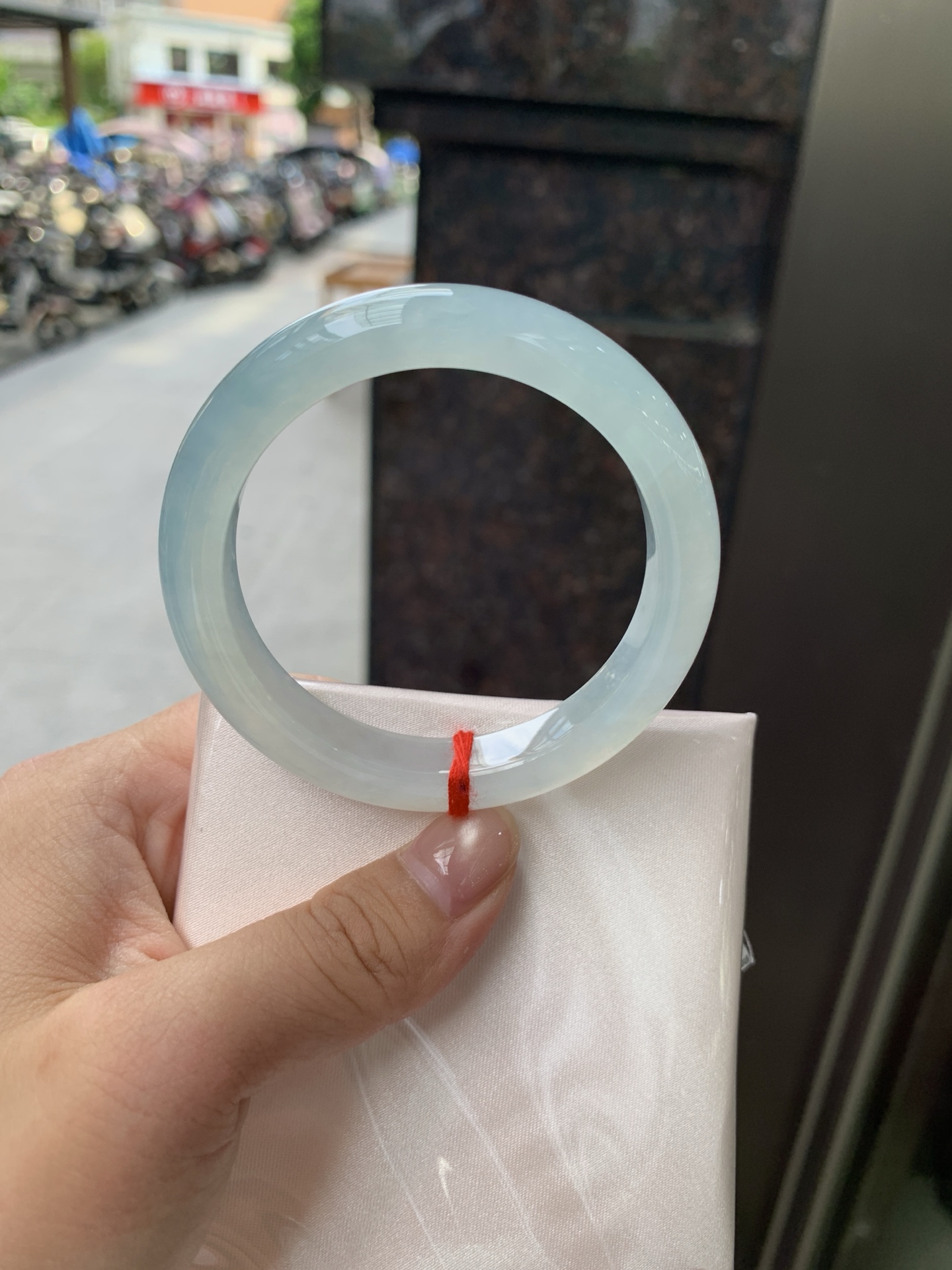 冰蓝正圈, 51.5-10.1-7.9, 0805-N1299, 打灯冰晶纹，底妆冰润，千变万化的冰晴蓝底色，拥有海的颜色，却散发着星空的光芒，这是一只来自冰川蓝的清冷气质仙女镯。