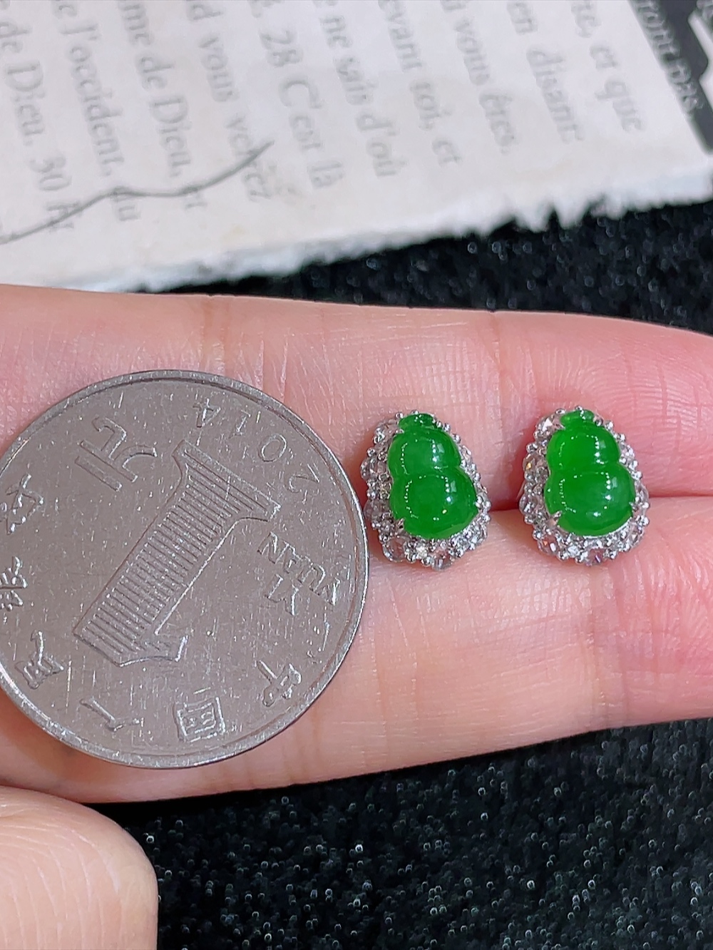 ️冰绿葫芦耳钉,无裂,18k金镶嵌,种水,重金镶嵌,南非钻镶,厚装饱满,福禄双全,高端大气,时尚百搭,性比高,整体10.5-8.0-6.0裸石8.0-5.6