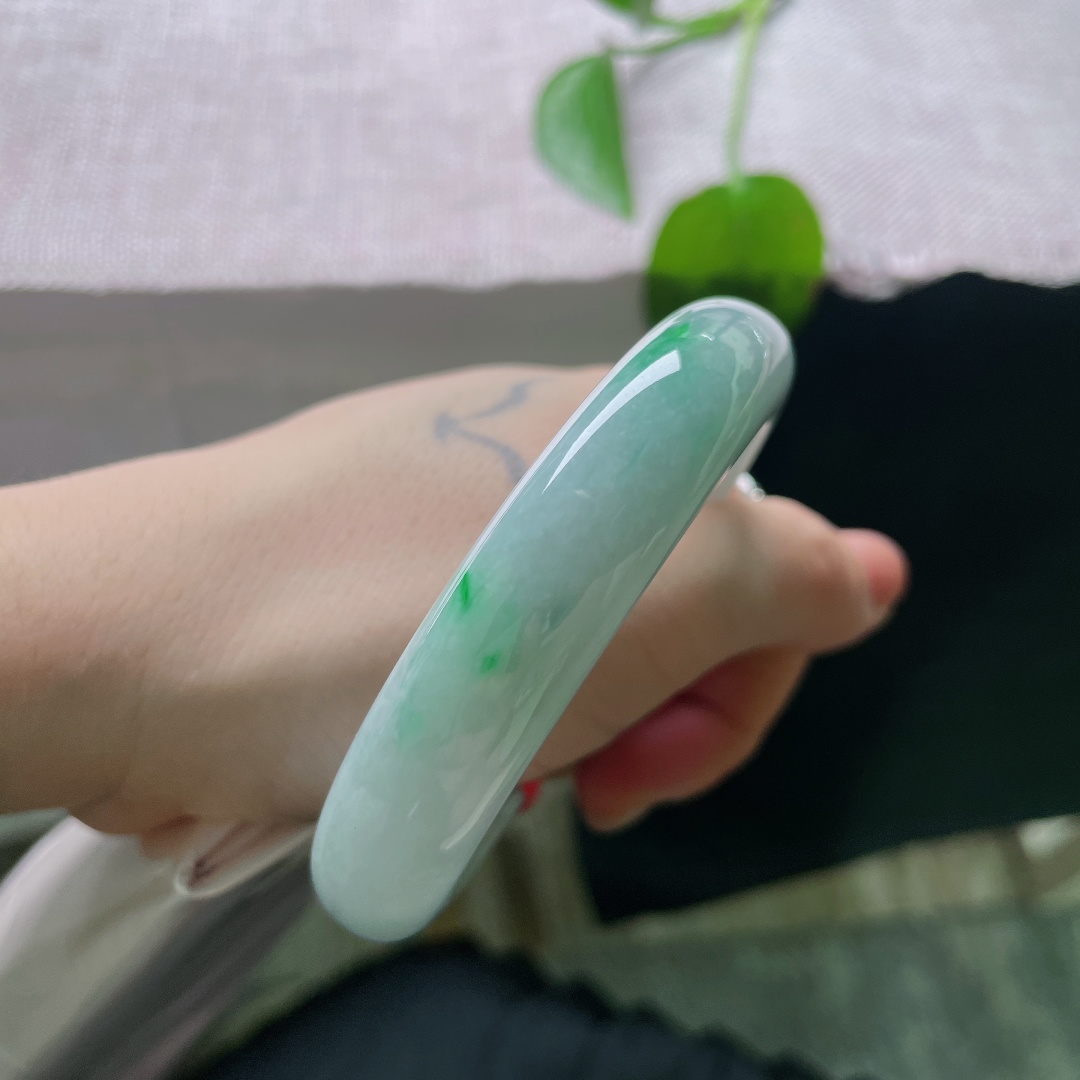 57.2/13.4/9.5，飘绿正圈，有棉线，底色柔和，鲜活翠绿色零星散落镯身，如同春风拂过泛起的点点翠意，上手自带温婉沉静的东方气韵，ss56720a