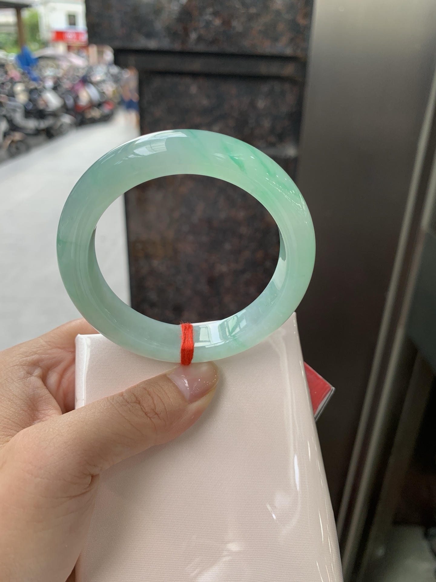 飘绿正圈，53.4-12.1-8.9，0805-N1300，无裂，底妆水润细腻，通透的苹果绿底色像是被春雨洗过的嫩叶在，阳光下还会透出甜甜的蜜糖光泽，夏日清新感拉满