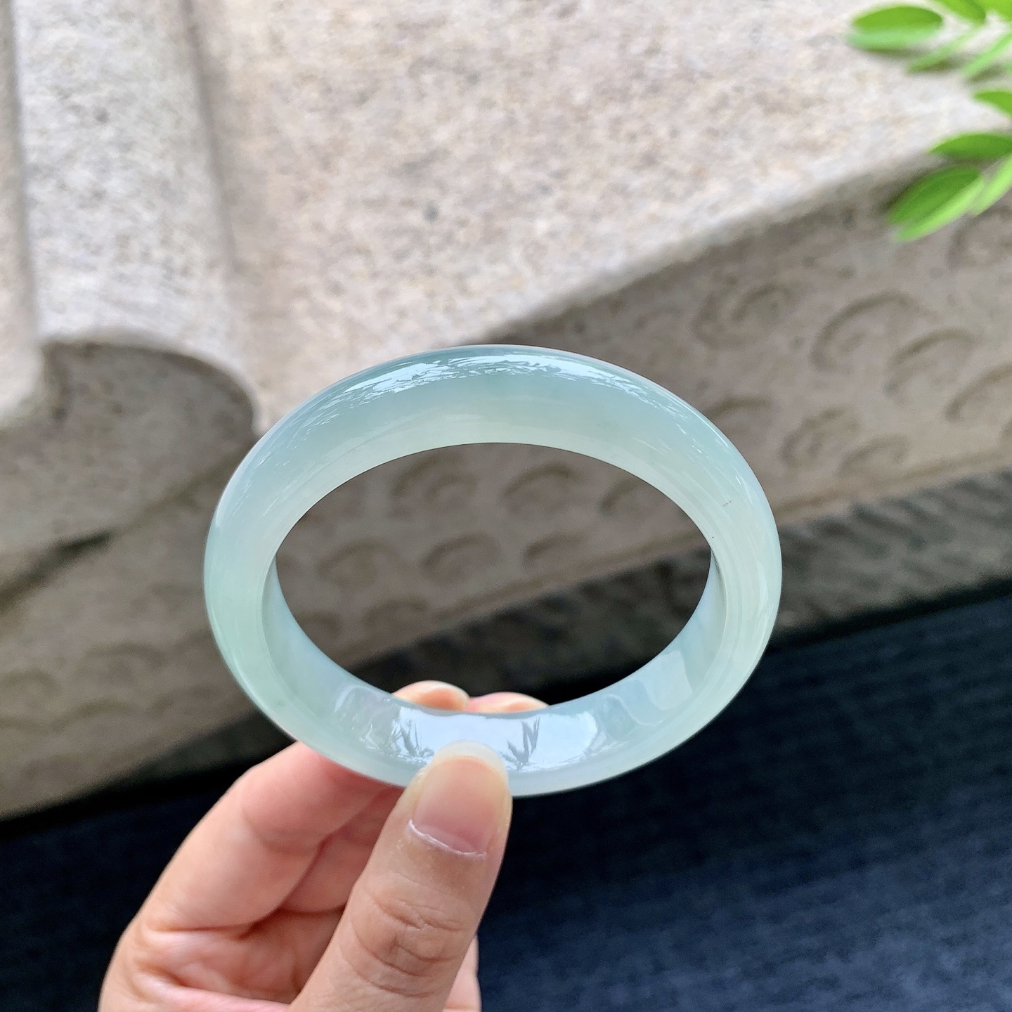 正圈55 56，圈口56/12.4/8，编码Q5080618，糯冰飘花，水润，种老，细腻，无裂。