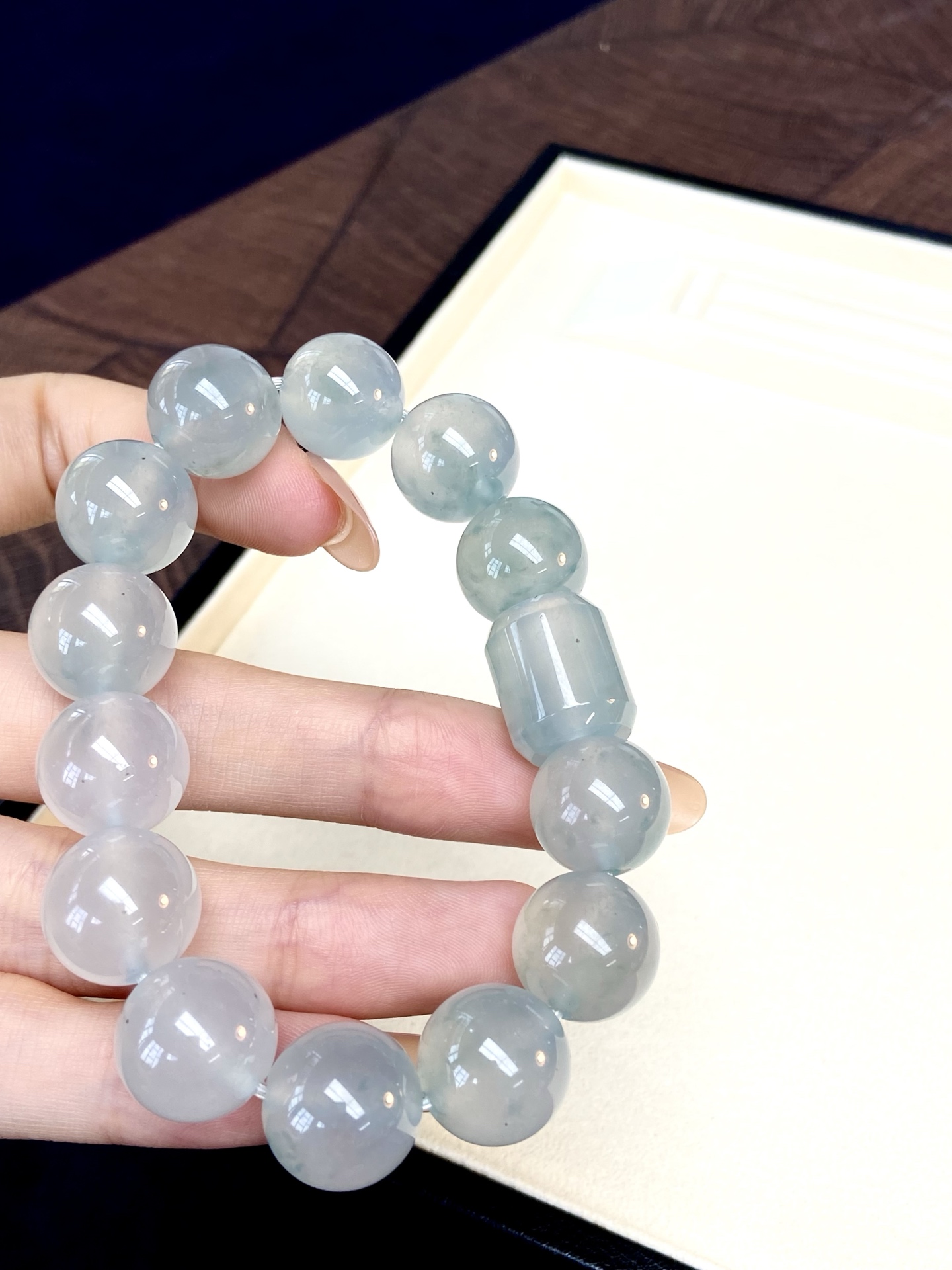 高冰种晴水珠珠手串，品相无敌，颗颗饱满莹润的精品，不张扬但越看越的质感，真的戳中温柔女孩的审美，预算够的闭眼入，裸石：14.3mm，。