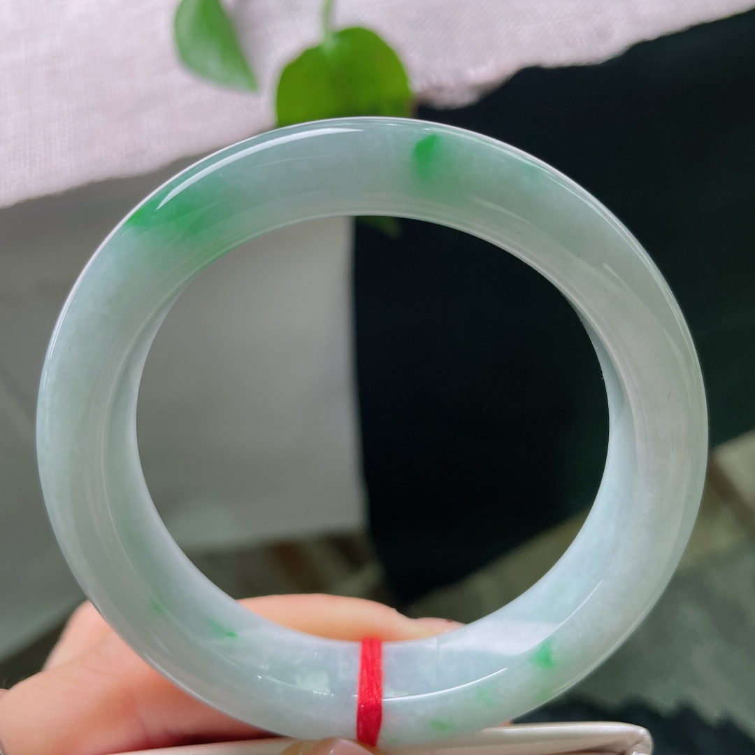 57.2/13.4/9.5，飘绿正圈，有棉线，底色柔和，鲜活翠绿色零星散落镯身，如同春风拂过泛起的点