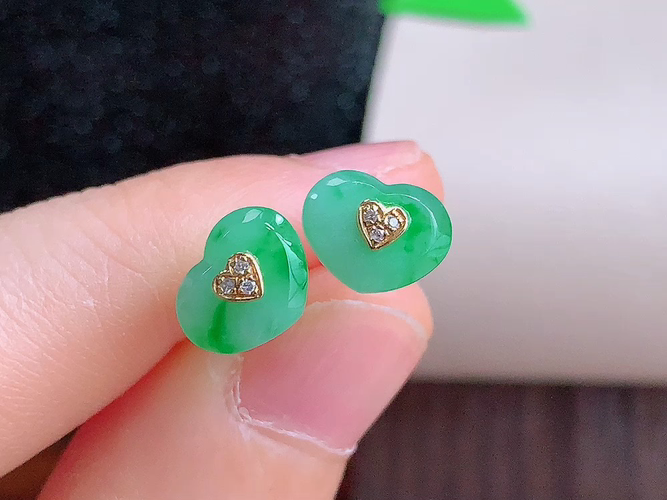 ️ 18K金伴钻爱心耳钉，无裂，尺寸取一8.7-6.7-2.2mm，包A附证书