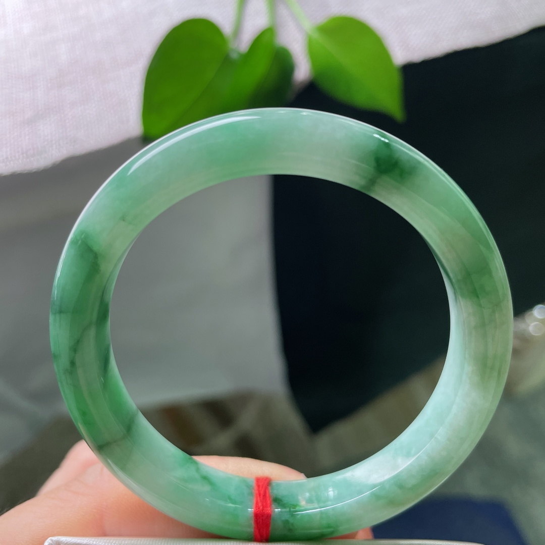 54.8/10.4/8.9，飘花正圈，飘花分布疏密得当，浓绿和浅底彼此相融，自带慵懒雅致的氛围感，上手端庄脱俗，有裂，ss56980a