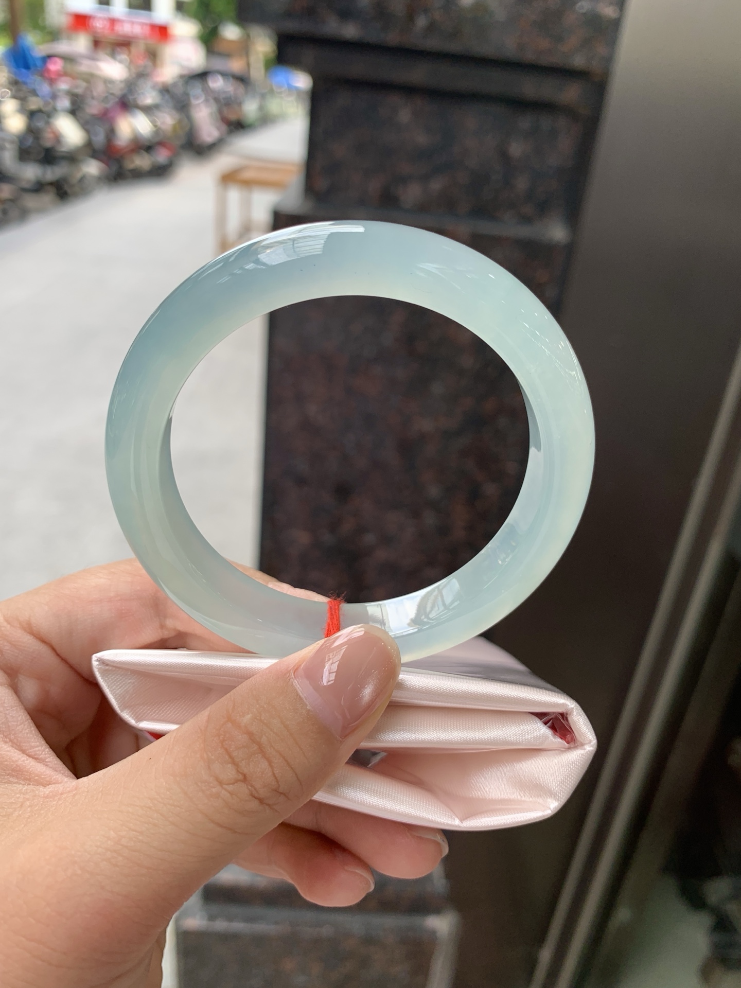 冰蓝正圈, 底妆冰润，千变万化的冰晴蓝底色，拥有海的颜色，却散发着星空的光芒，这是一只来自冰川蓝的清冷气质仙女镯。