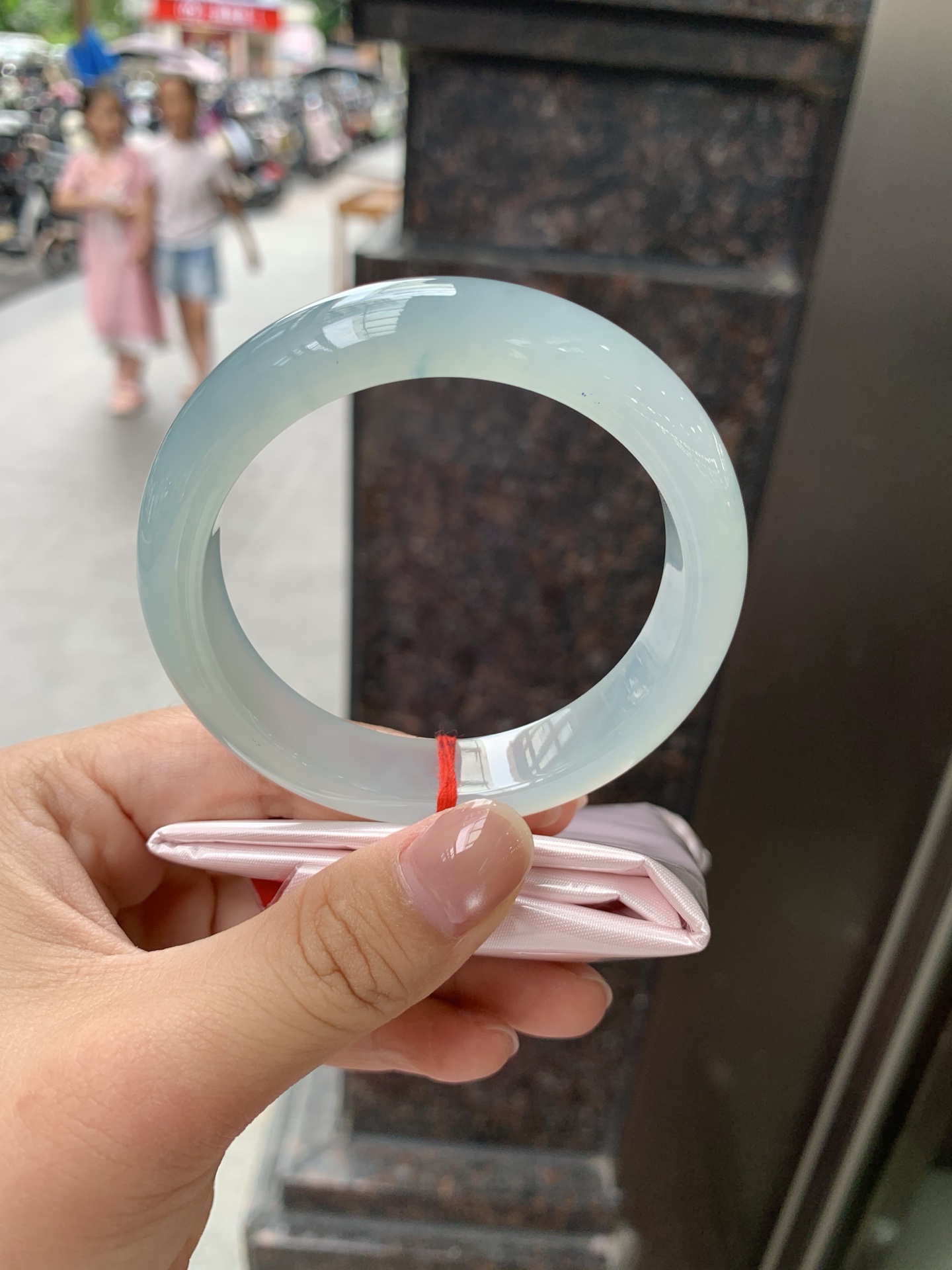 冰蓝正圈, 打灯纹裂，底妆冰润，千变万化的冰晴蓝底色，拥有海的颜色，却散发着星空的光芒，这是一只来自冰川蓝的清冷气质仙女镯。
