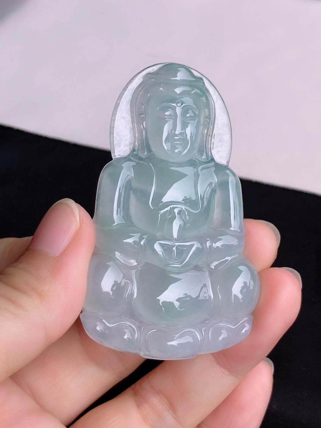 底色大观音，晶莹剔透，面容慈祥，尺寸66.8/41.6/6.5/自然光实拍