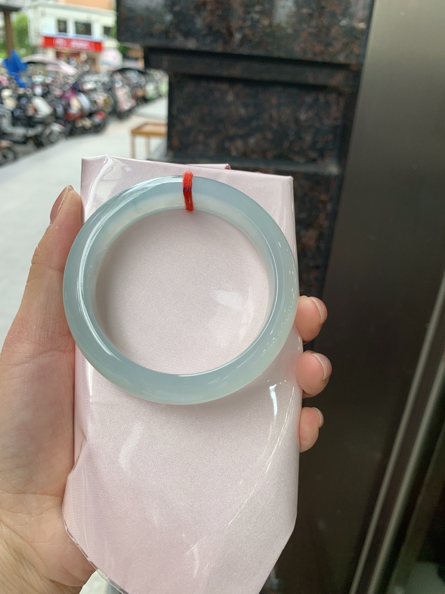 冰蓝正圈, 打灯纹裂，底妆冰润，千变万化的冰晴蓝底色，拥有海的颜色，却散发着星空的光芒，这是一只来自冰川蓝的清冷气质仙女镯。