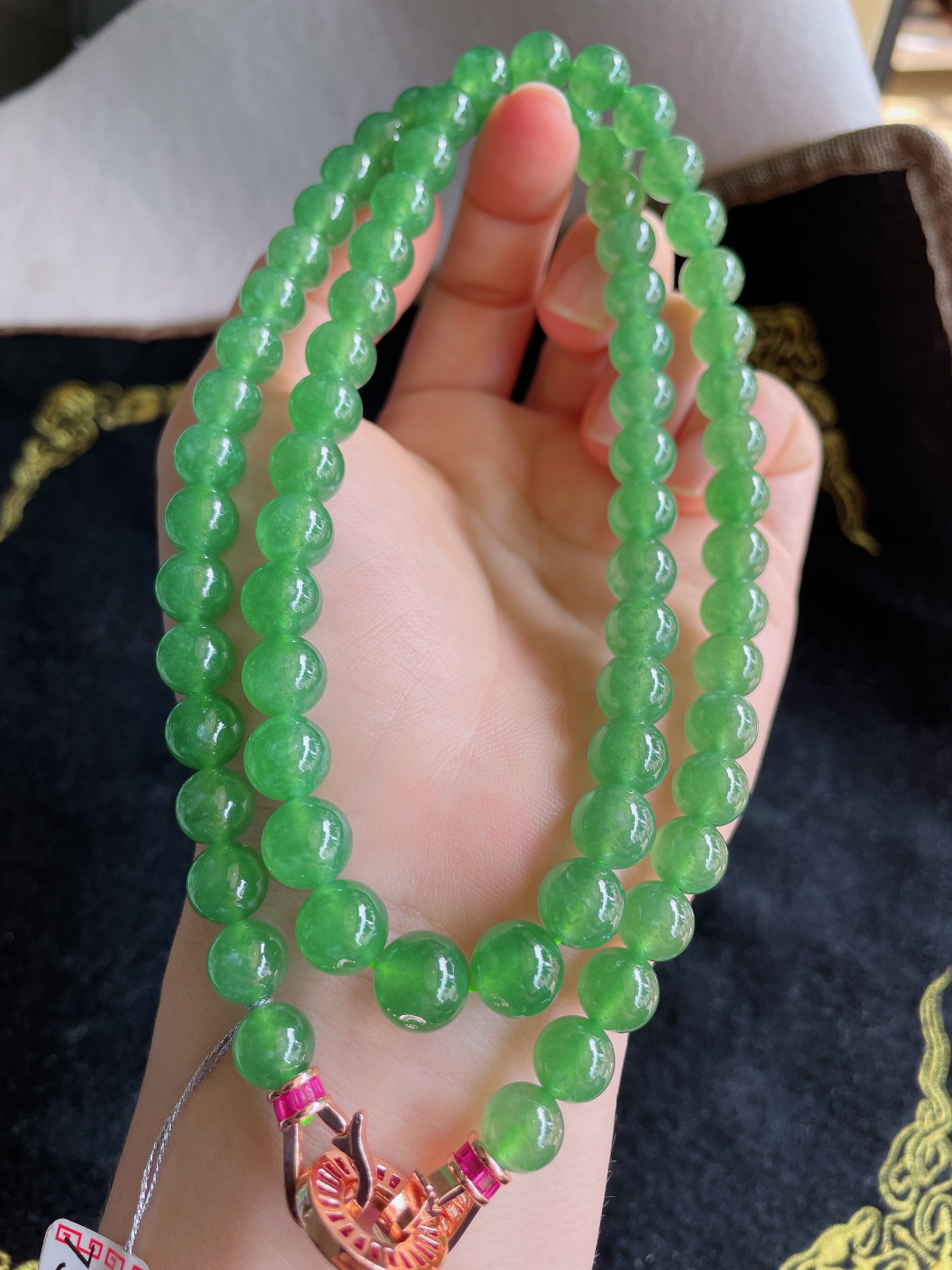 ️，缅甸天然翡翠A货，老坑冰满绿冰绿珠链，尺寸：8.2mm71颗。【编2420】