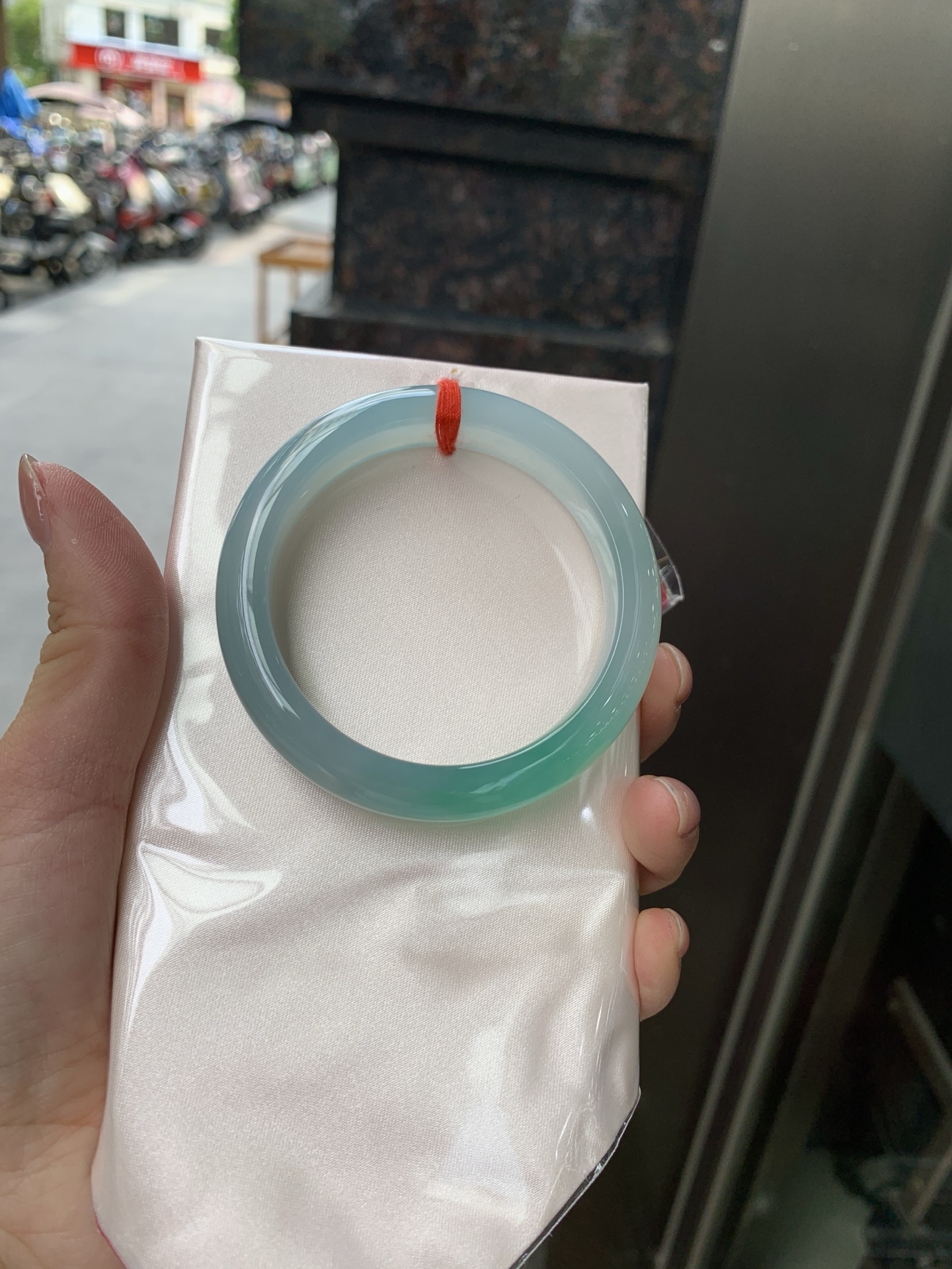 冰蓝绿正圈, 52.5-10.8-8, 0805-N1297, 打灯冰晶纹，冰蓝为底，青绿漫染，通透如水，温润似雾抬手便是整片高原湖水的清冽温柔。