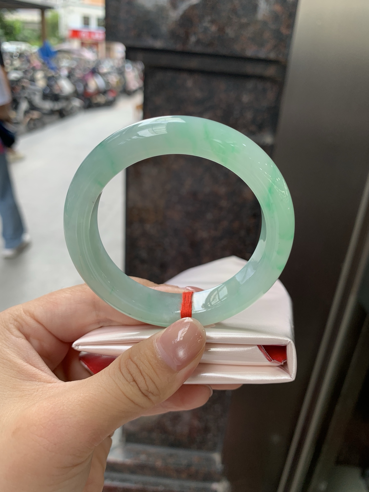 飘绿正圈，53.4-12.1-8.9，0805-N1300，无裂，底妆水润细腻，通透的苹果绿底色像是被春雨洗过的嫩叶在，阳光下还会透出甜甜的蜜糖光泽，夏日清新感拉满