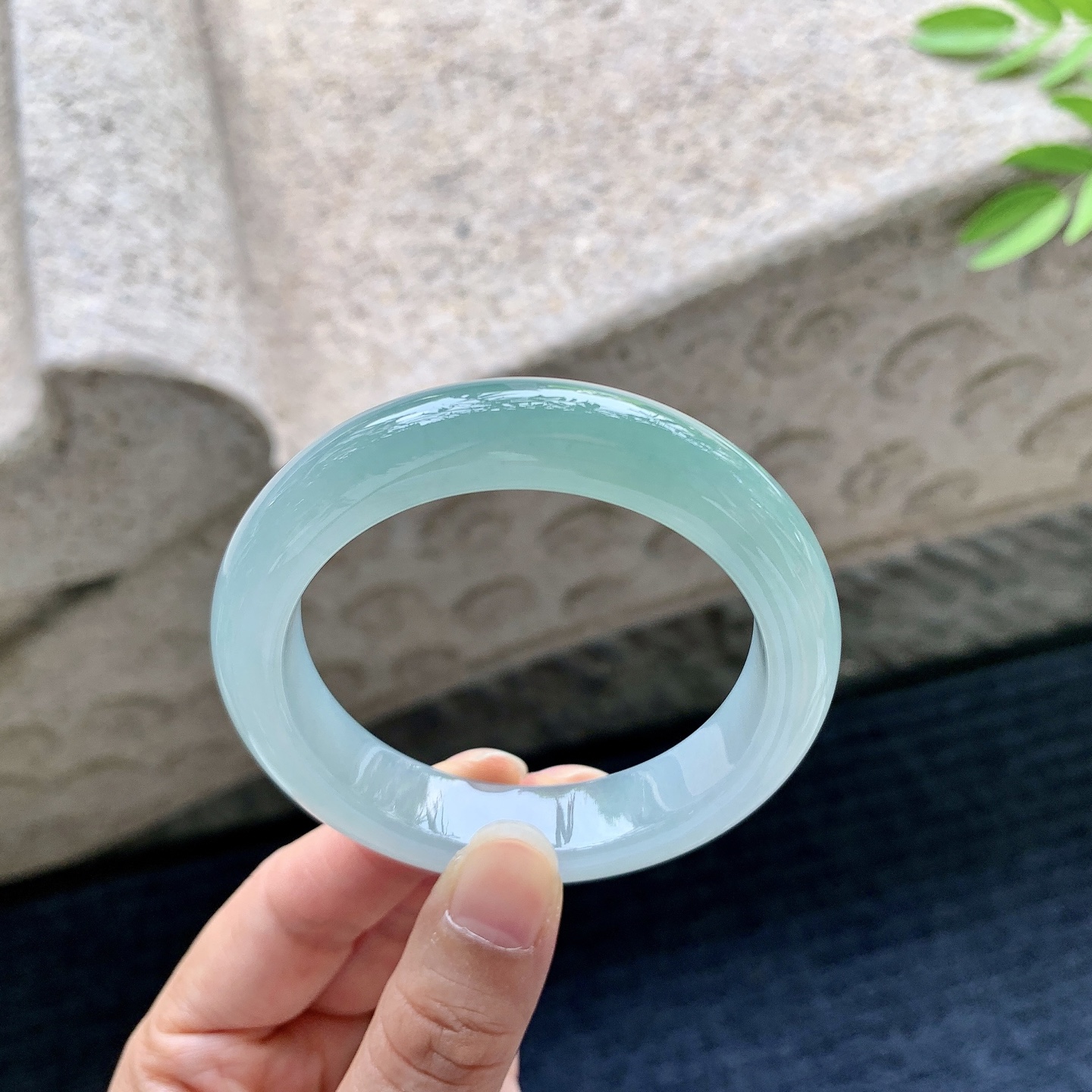 正圈51 52，圈口52.2/7.8/8.8，编码C5080603，描述细糯晴绿，水润，种老，细腻，打灯有棉线