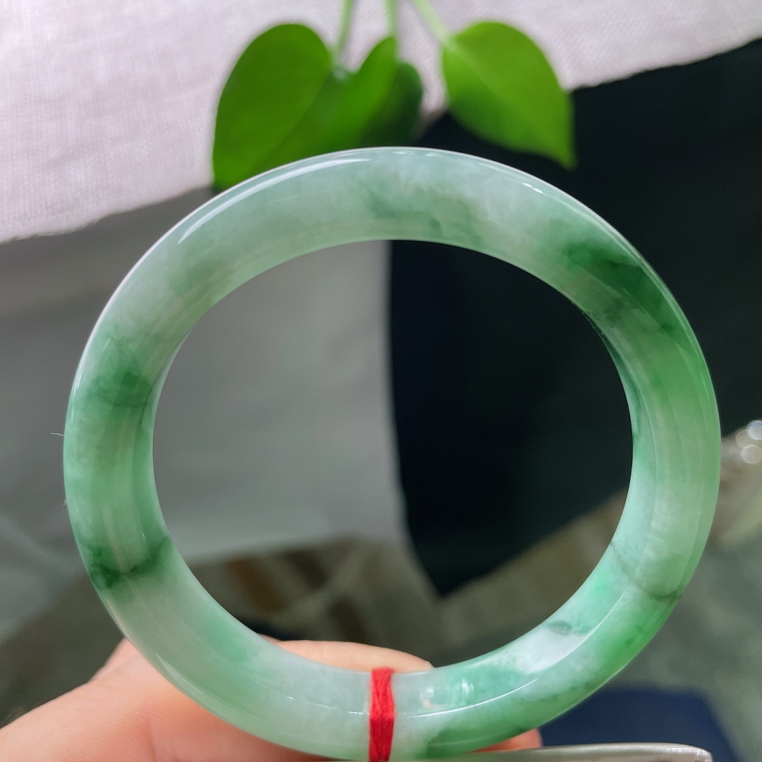 54.8/10.4/8.9，飘花正圈，飘花分布疏密得当，浓绿和浅底彼此相融，自带慵懒雅致的氛围感，上手端庄脱俗，有裂，ss56980a