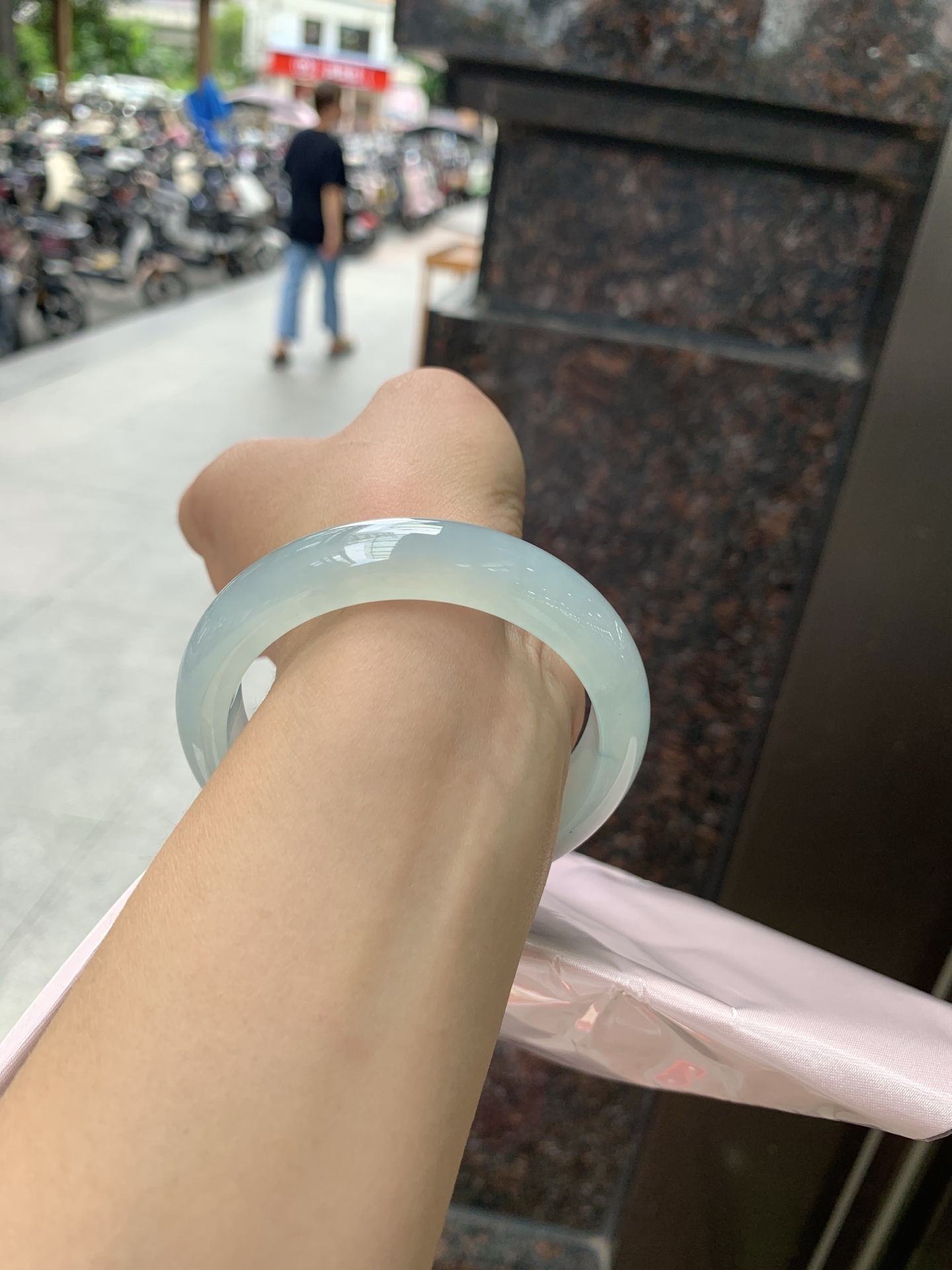 冰蓝正圈, 打灯纹裂，底妆冰润，千变万化的冰晴蓝底色，拥有海的颜色，却散发着星空的光芒，这是一只来自冰川蓝的清冷气质仙女镯。