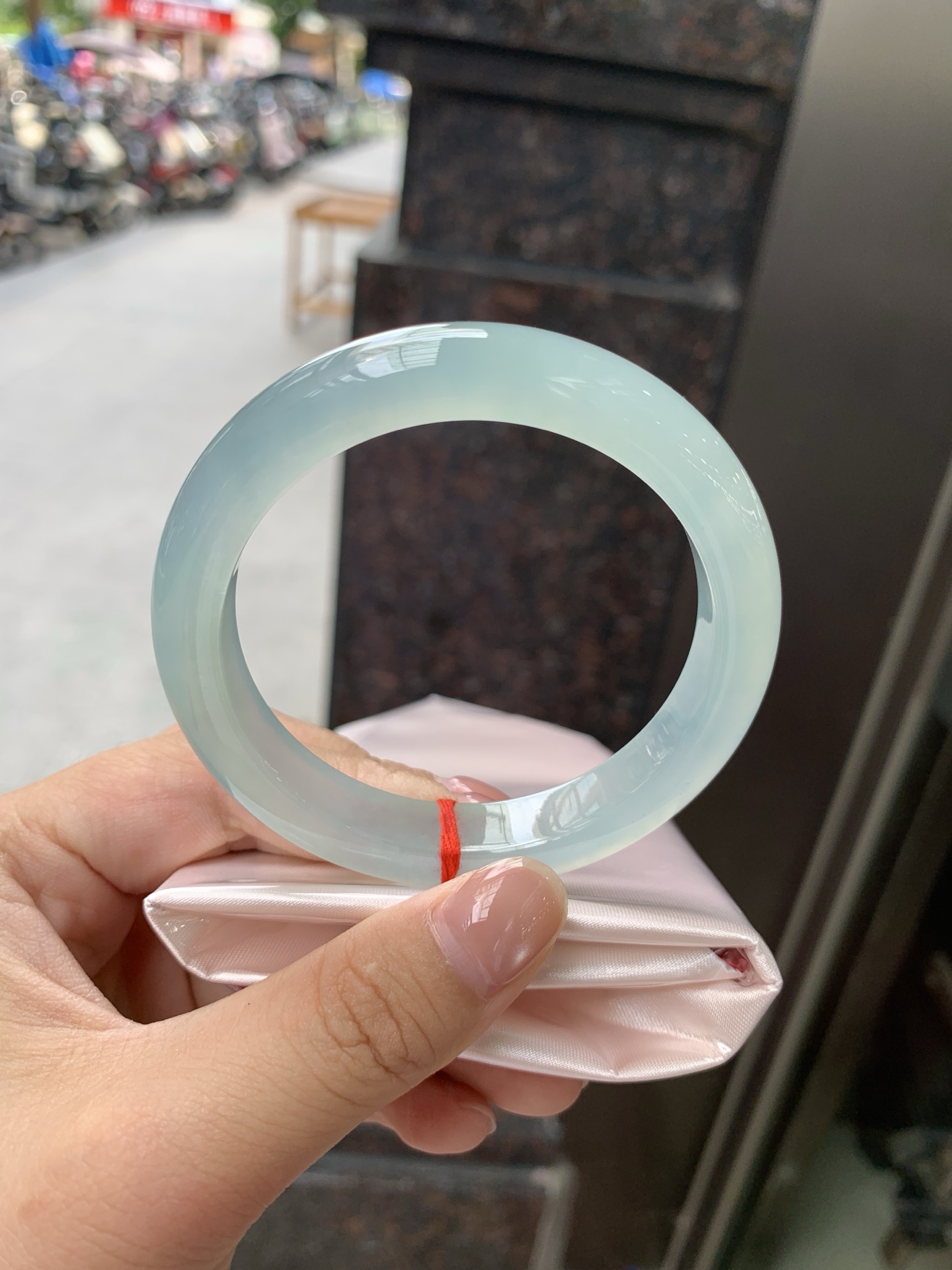 冰蓝正圈, 底妆冰润，千变万化的冰晴蓝底色，拥有海的颜色，却散发着星空的光芒，这是一只来自冰川蓝的