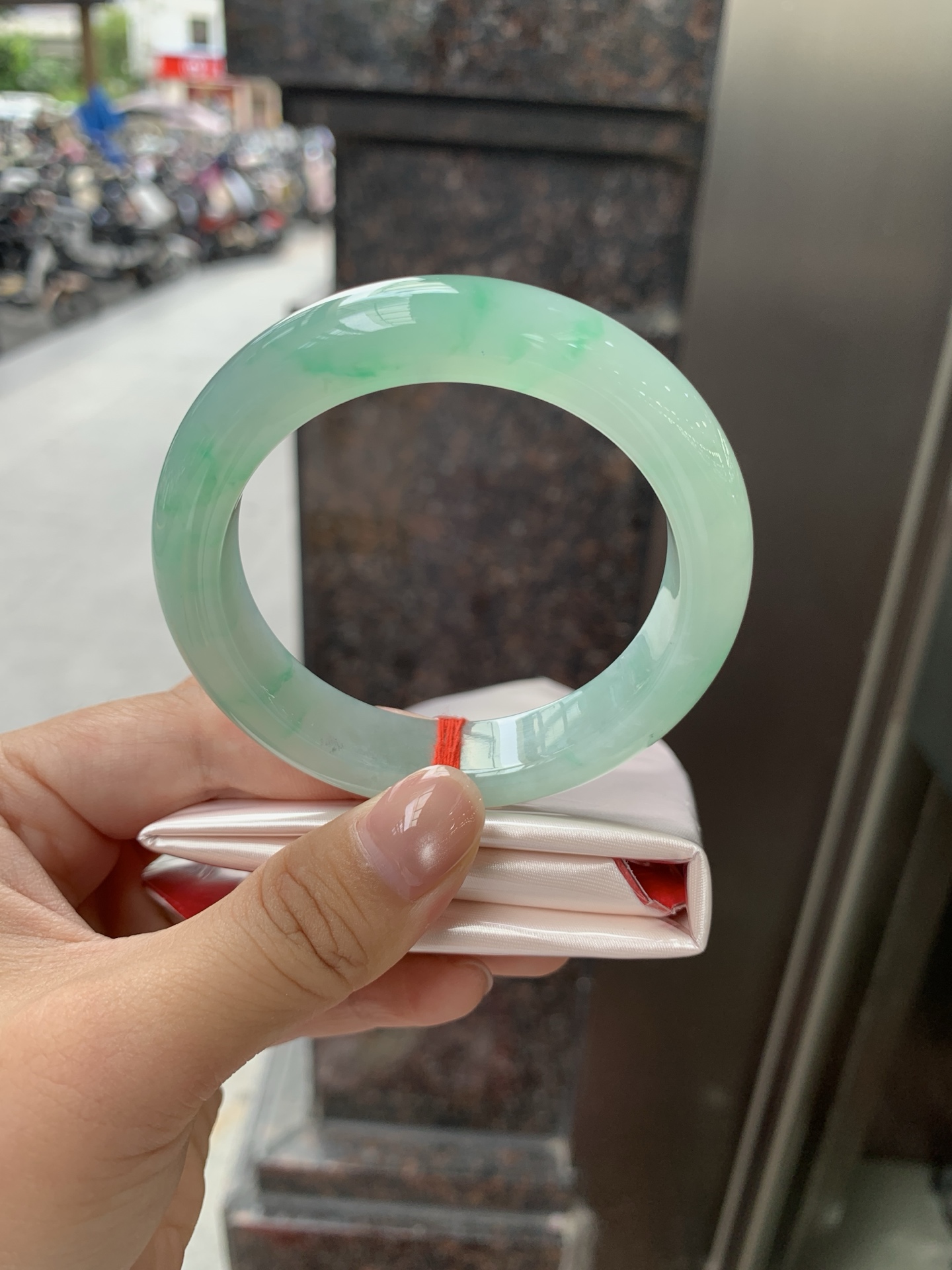 飘绿正圈，53.4-12.1-8.9，0805-N1300，无裂，底妆水润细腻，通透的苹果绿底色像是被春雨洗过的嫩叶在，阳光下还会透出甜甜的蜜糖光泽，夏日清新感拉满