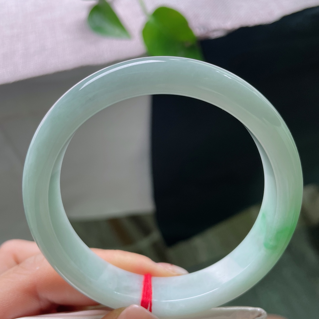 58.4/12.9/8.2，飘绿正圈，无裂，清底浮一抹翠影，浅浅绿意悠然绽放，似春风拂过湖面，灵动雅致。ss ss54895a