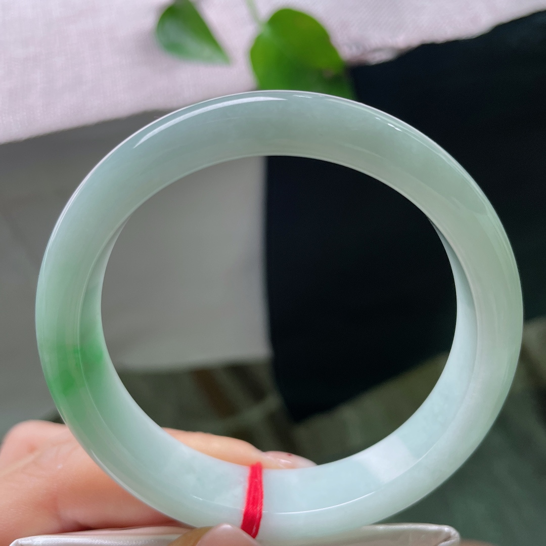 58.4/12.9/8.2，飘绿正圈，无裂，清底浮一抹翠影，浅浅绿意悠然绽放，似春风拂过湖面，灵动雅致。ss ss54895a