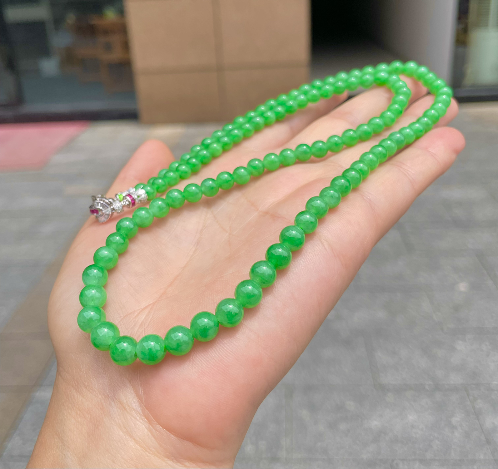 【冰种满绿圆珠珠链】冰感十足，通透闪亮，颜色很艳丽，收藏品质，推荐入手。尺寸5.2-7