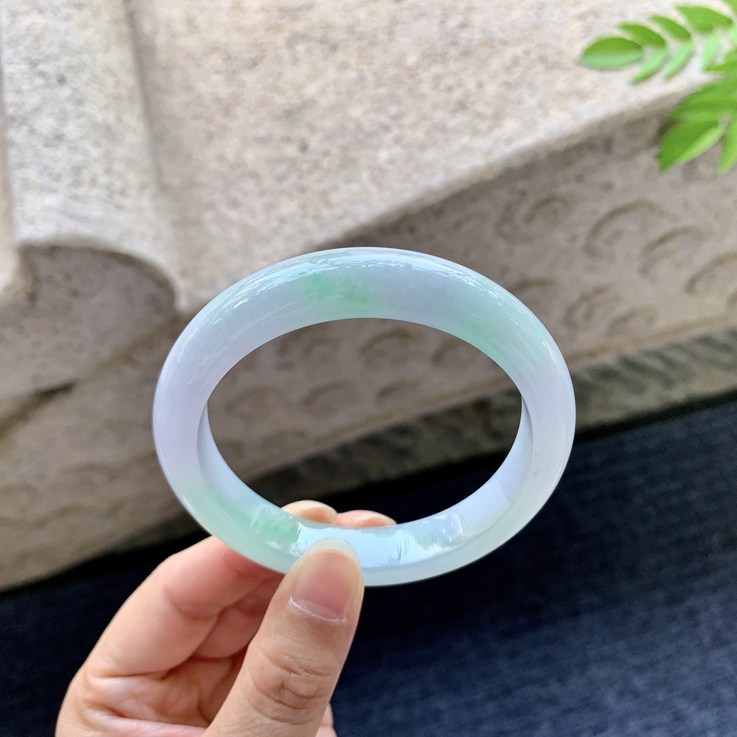 正圈56 57，圈口56.8/11.6/8.3，编码AD080729，糯冰椿彩，水润，种老，细腻，打灯有纹线。