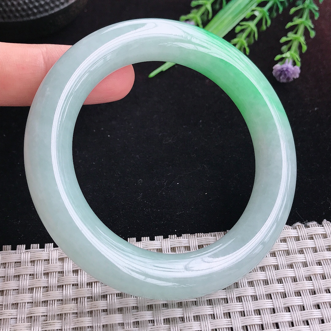 实拍A货翡翠55.5/11.5/12老坑精美飘阳绿圆条手镯平安镯百搭