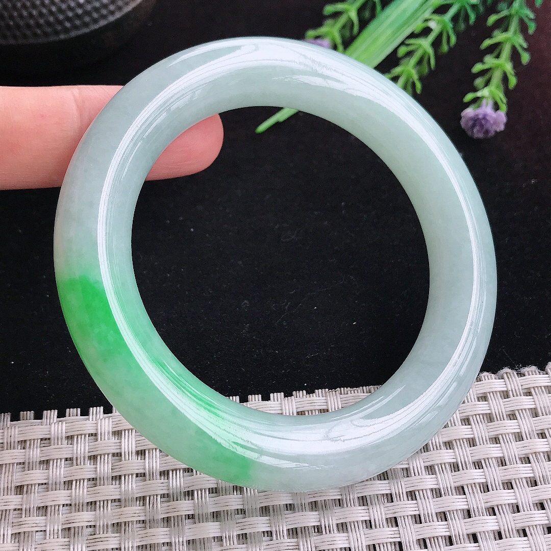 实拍A货翡翠55.5/11.5/12老坑精美飘阳绿圆条手镯平安镯百搭