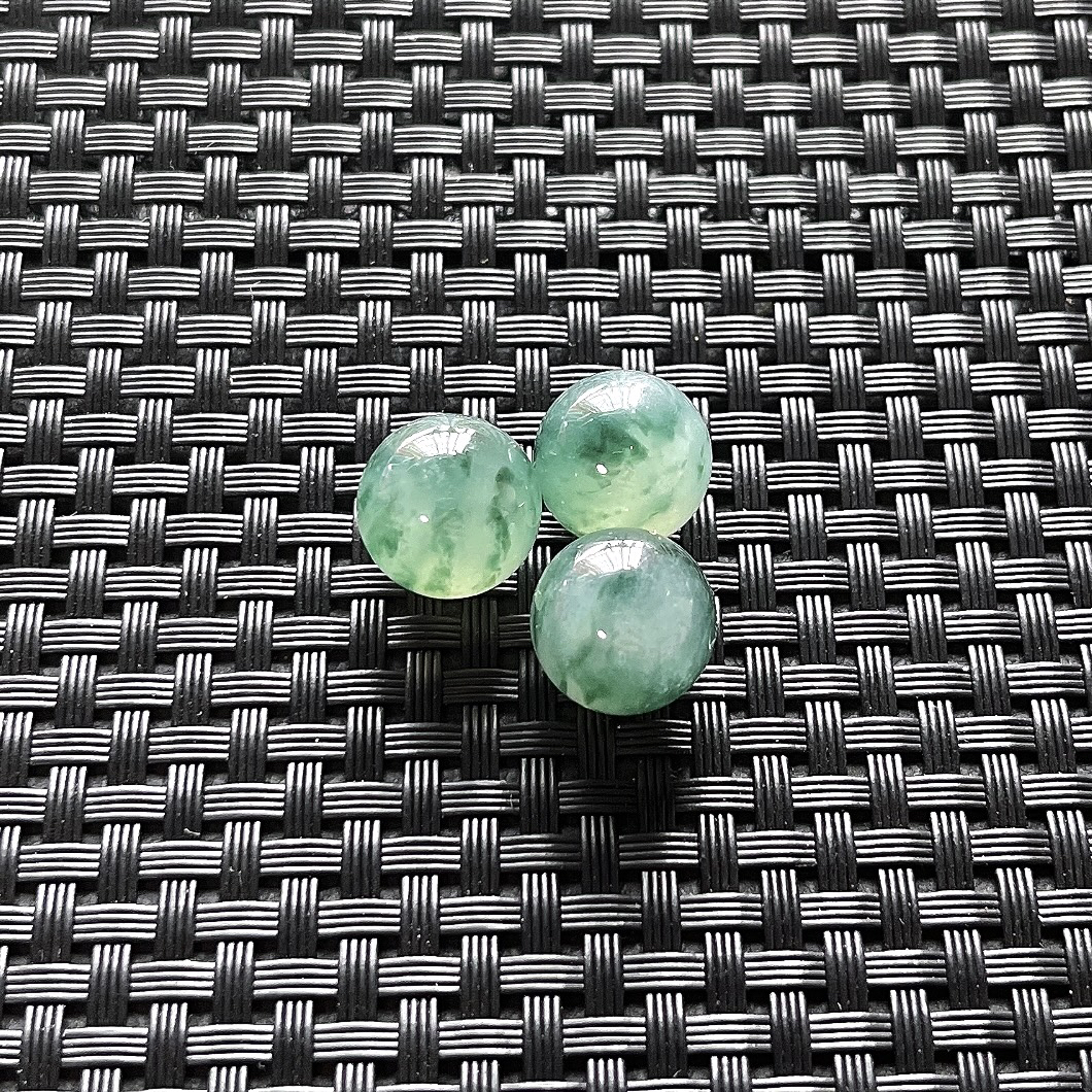缅甸天然翡翠A货，卡13冰种飘花圆珠单珠一颗，多样性发其一，尺寸：13mm/1颗，重量：约3.95g