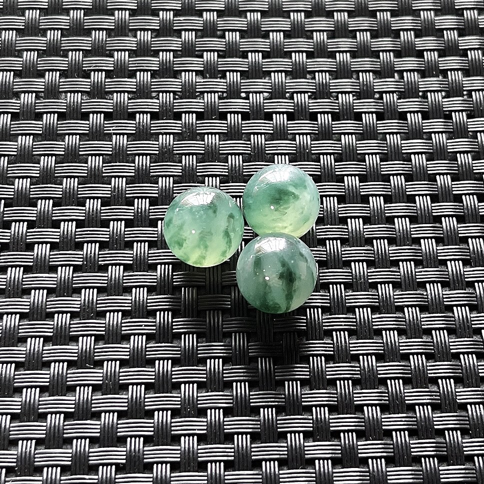 缅甸天然翡翠A货，卡13冰种飘花圆珠单珠一颗，多样性发其一，尺寸：13mm/1颗，重量：约3.95g
