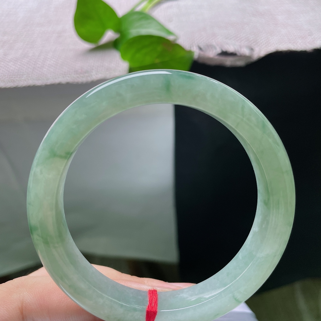 57.7/11.5/9，飘花正圈，底色是清润的湖水浅绿，通透温润，缕缕绿飘花随性萦绕镯身，自带清幽雅