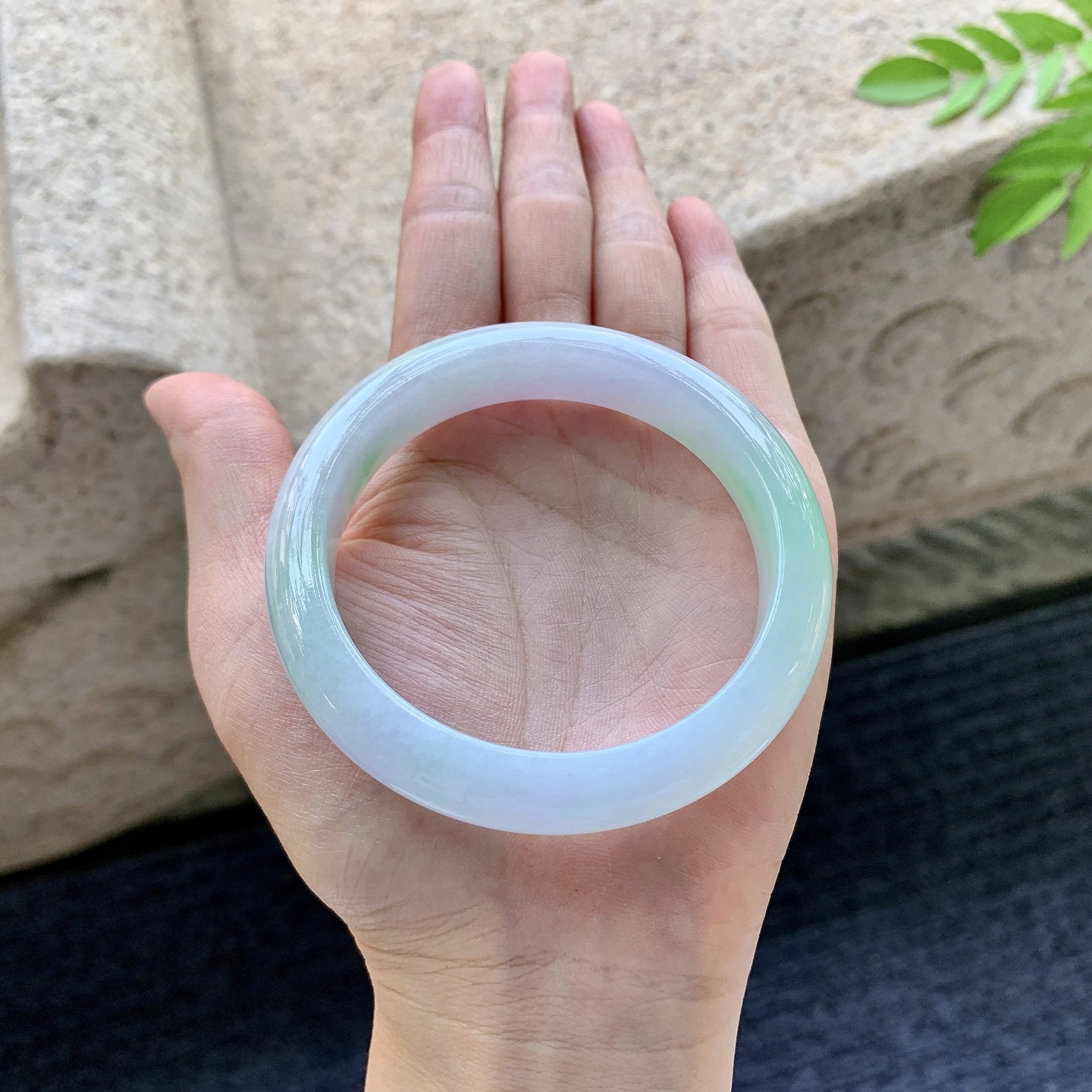 正圈56 57，圈口56.8/11.6/8.3，编码AD080729，糯冰椿彩，水润，种老，细腻，打灯有纹线。