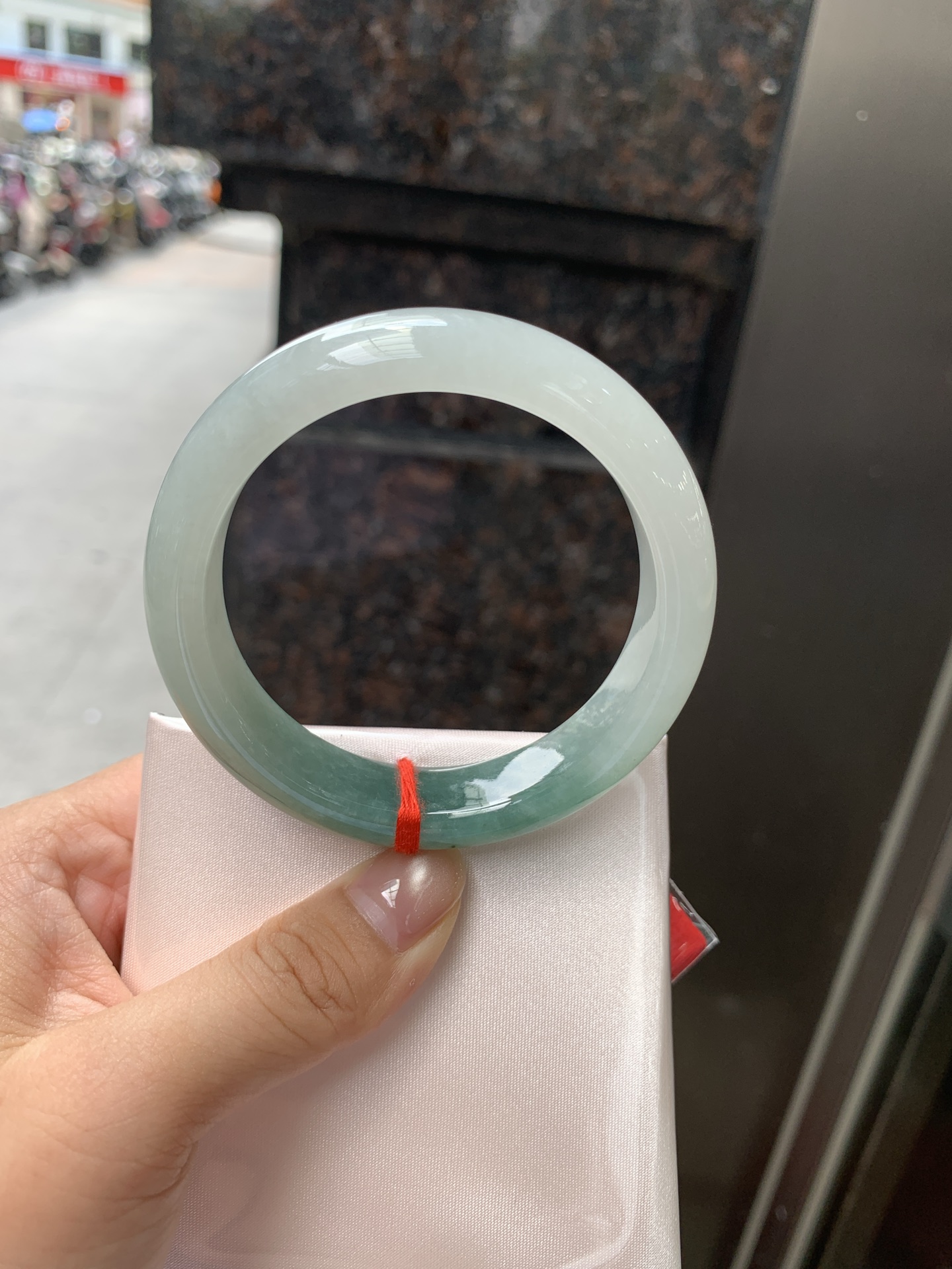 半山水正圈，54.5-13.5-8.2，0806-H277-71，无裂，底妆冰润细腻，半山半水天然意境，上手不挑皮，自带清冷感，低调不张扬，越看越有味道