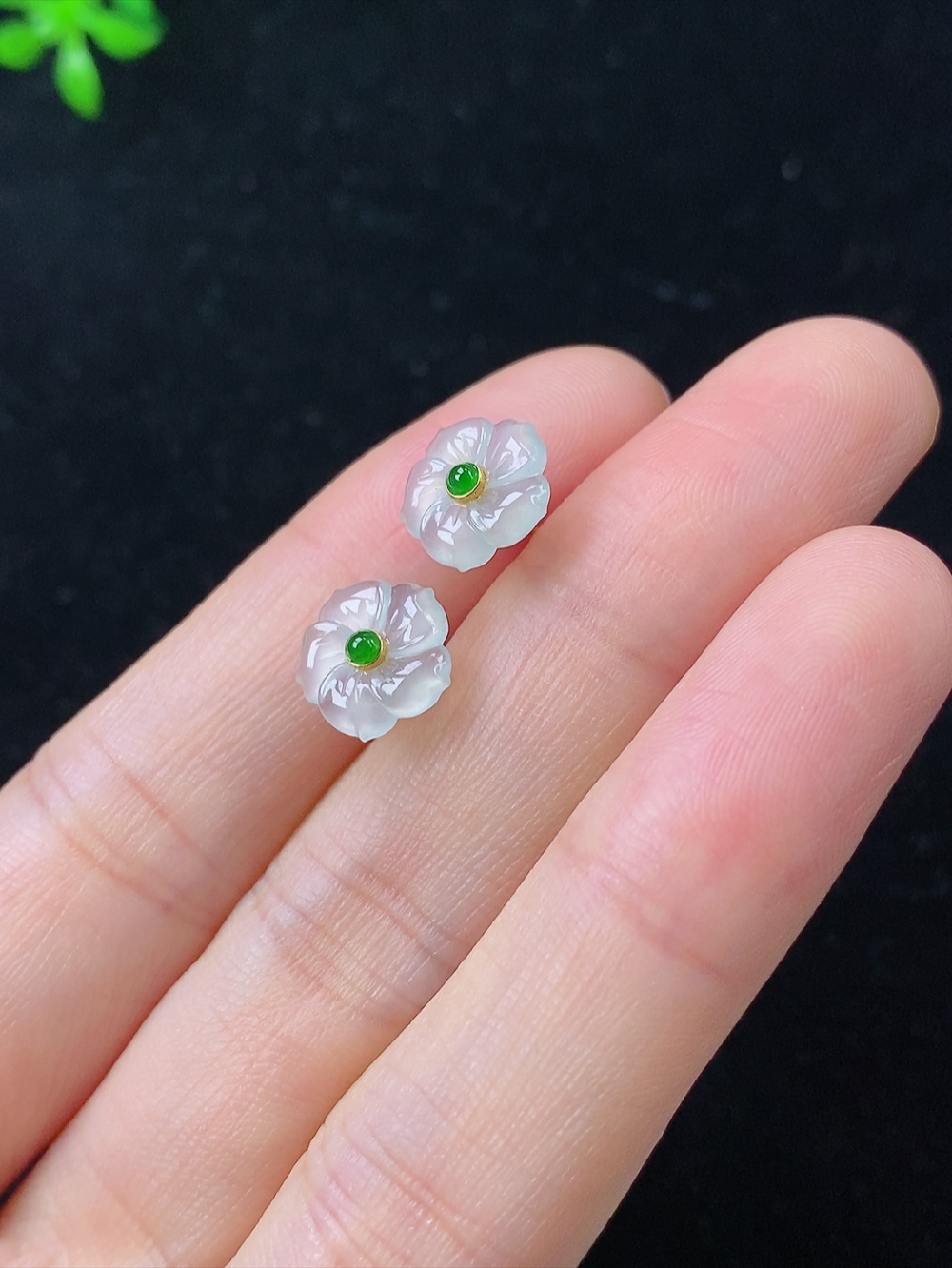 18k金镶白冰花朵耳钉一对，无裂，尺寸9.3-1.3mm,806xdz