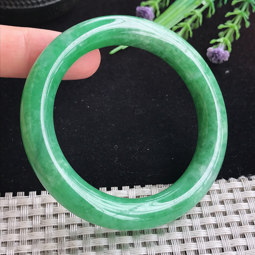 实拍A货翡翠53/10.5/10老坑精美满绿阳绿圆条手镯平安镯百搭