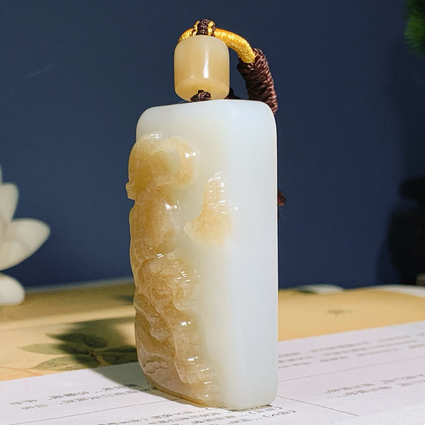 新疆和田玉且末糖虎虎生威老虎挂件。尺寸55/34/14重66克 玉质细腻油润。手推出油。佩戴高端典雅。lt260807