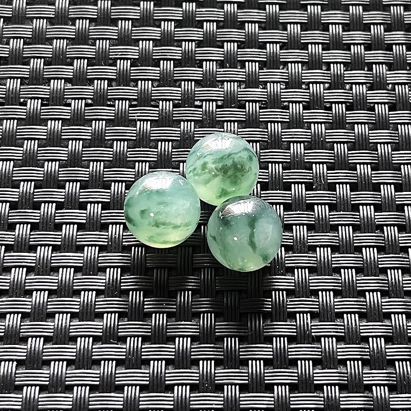 缅甸天然翡翠A货，卡13冰种飘花圆珠单珠一颗，多样性发其一，尺寸：13mm/1颗，重量：约3.95g