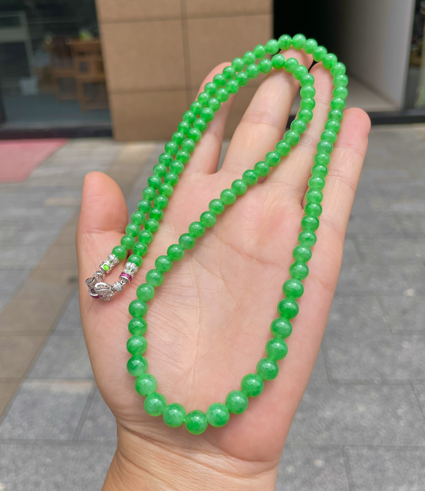 【冰种满绿圆珠珠链】冰感十足，通透闪亮，颜色很艳丽，收藏品质，推荐入手。尺寸5.2-7